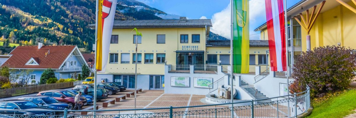 der Dorfplatz mit dem Gemeindeamt, einem Dorfbrunnen und dem Kultursaal
