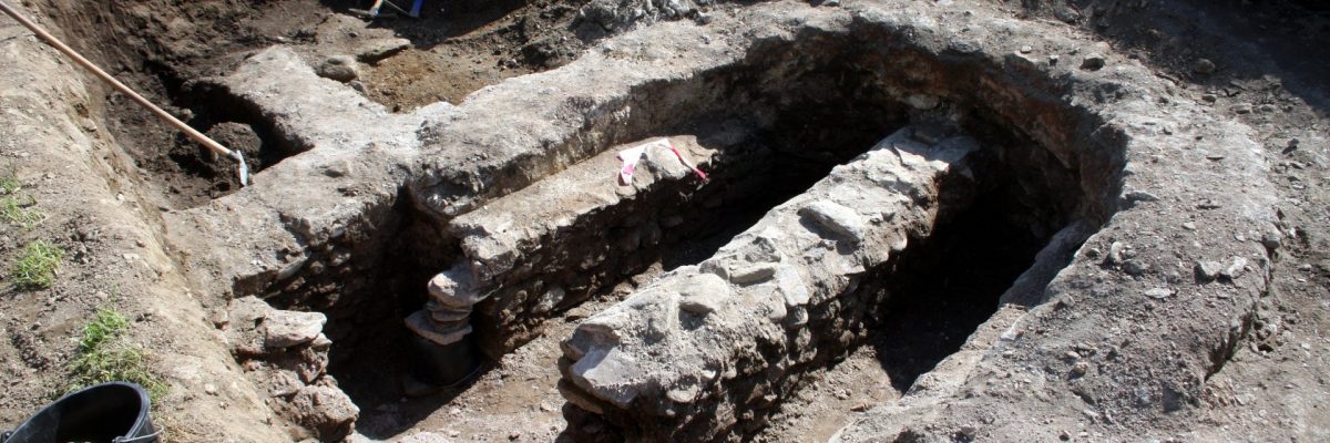 Freiliegen von alten Mauern