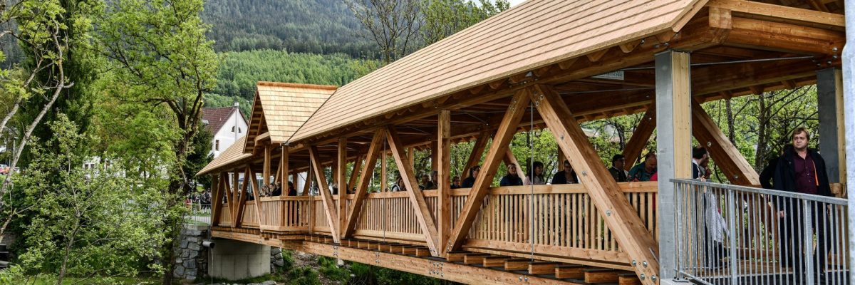 die hölzerne Brücke führt über die Möll in den Generationenpark