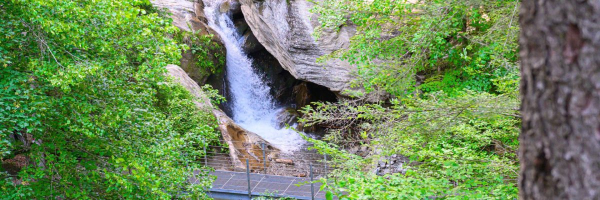 Wasserfall und eine Stahlbrücke