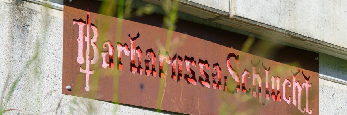 Barbarossaschlucht Schild an einer Eisenbahnunterführung