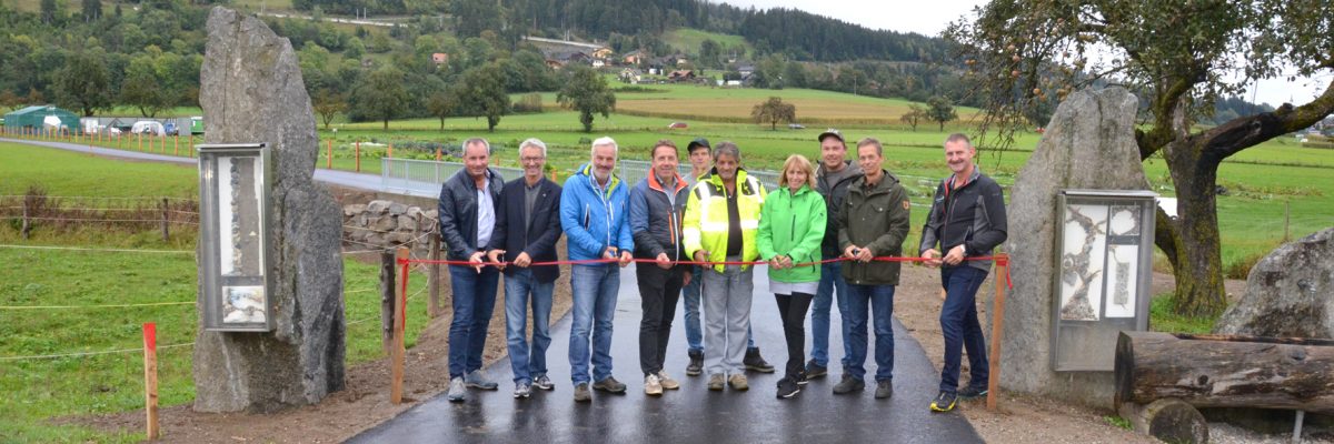 Eröffnung der neuen Radstrecke mit Banddurchschneidung von den Gemeindemitarbeitern