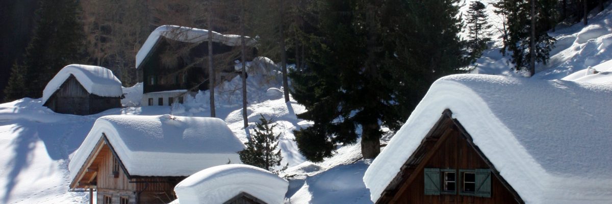 verschneites Hüttendorf auf der Mühldorfer Alm