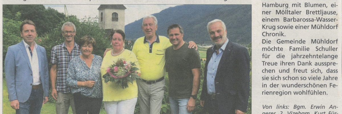 Familie Schuller im Gastgarten mit der Wirtin, dem Bürgermeister und den Vizebürgermeister