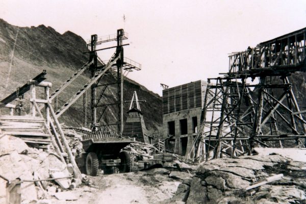 196 196