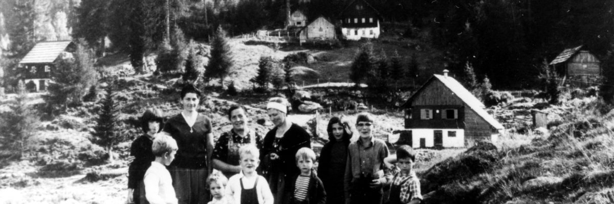 Frauen mit Kinder auf der Mühldorfer Alm