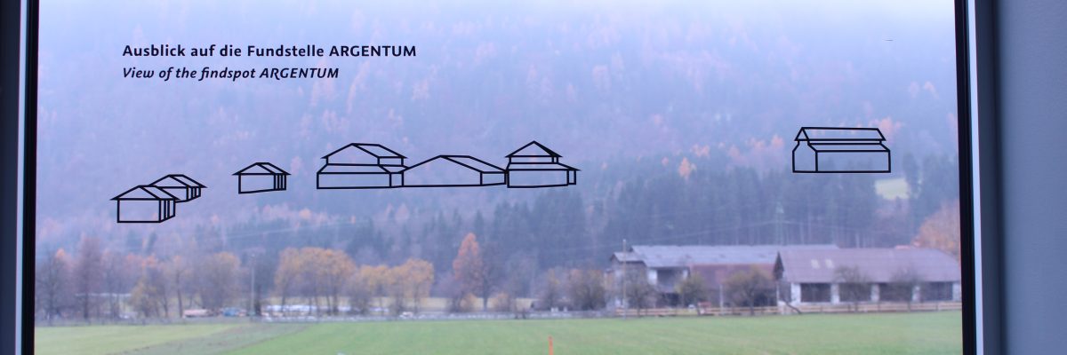 Ausblick auf die Fundstelle Argentum durch ein Fensterglas