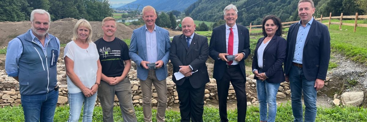 Gruppenfoto mit dem Landeshauptmann, den Archäologen und Abgeordneten der Gemeinde bei den römisch keltischen Ausgrabungen